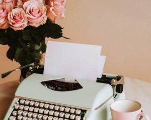 machine à écrire bleue vintage